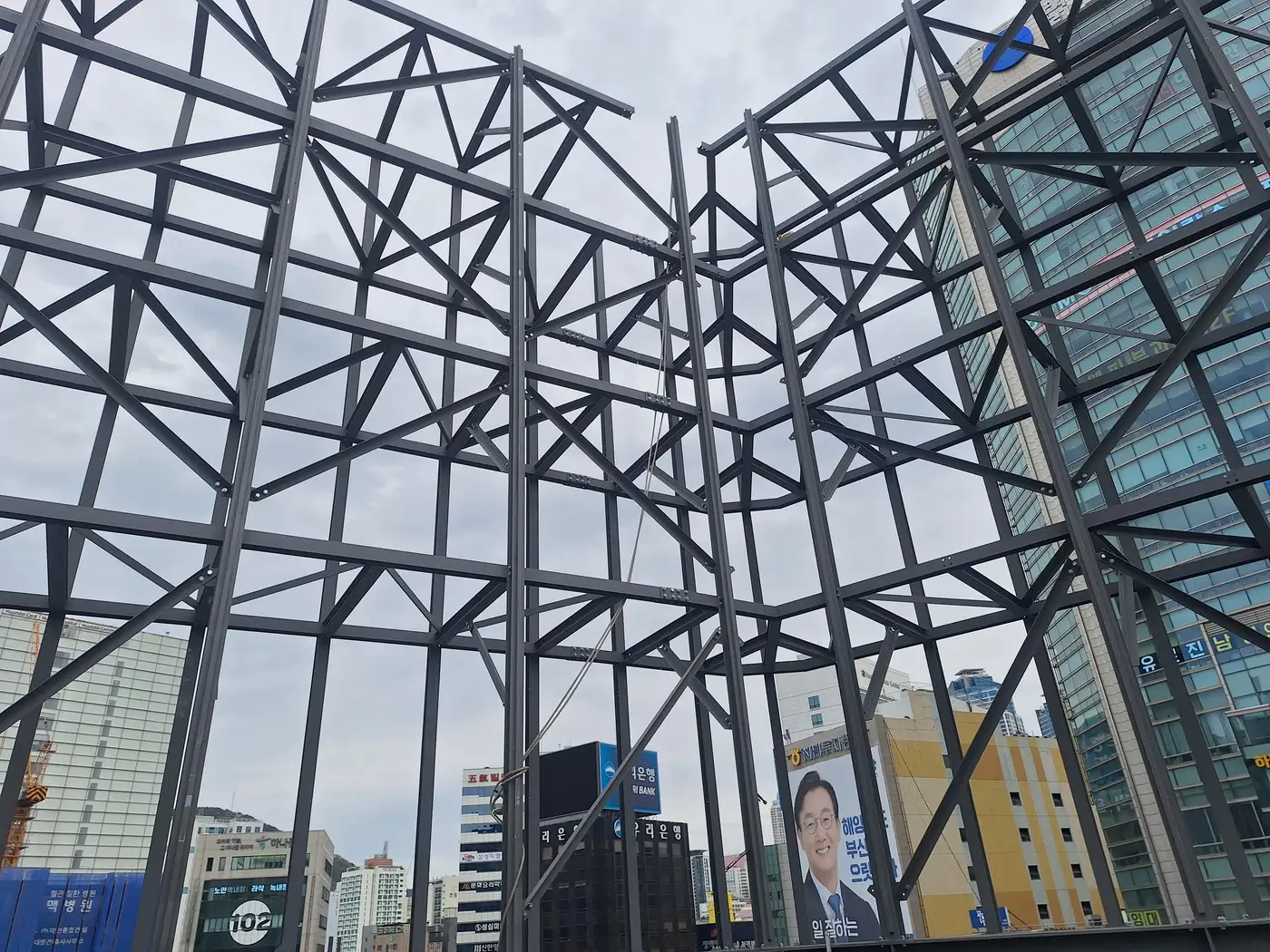 동대문옥외전광판설치 청량리역 인근 상업건물 외벽 LED 시공 GNS SIGN