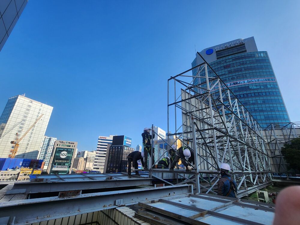 부산옥외전광판설치 측면 야간 LED 점등